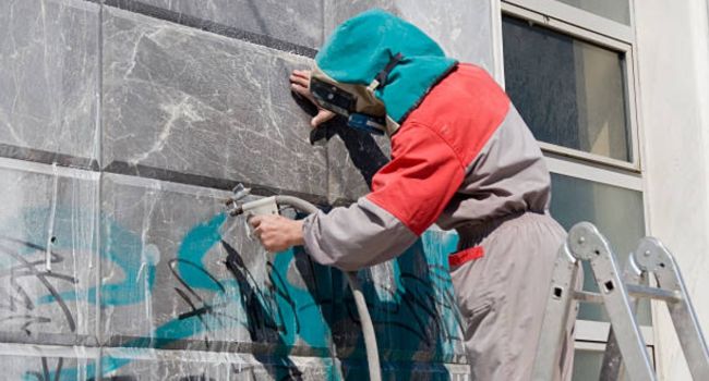 Καθαρισμός Graffiti σε Ευαίσθητες Επιφάνειες στη Λάρισα – Ασφαλής Αφαίρεση Χωρίς Βάψιμο
