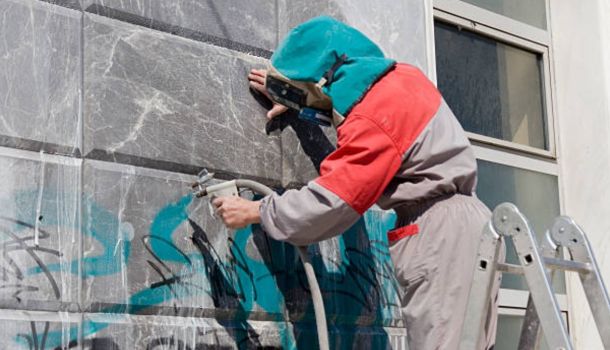 Καθαρισμός Graffiti σε Ευαίσθητες Επιφάνειες στη Λάρισα – Ασφαλής Αφαίρεση Χωρίς Βάψιμο